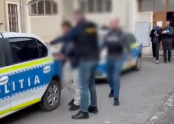 VIDEO | Percheziții în Făgăraș. 3 bărbați reținuți pentru tâlhărie