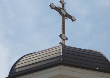 Nu furi din biserică. Polițiștii brașoveni au reținut 24 de ore, 2 tineri