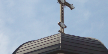 Nu furi din biserică. Polițiștii brașoveni au reținut 24 de ore, 2 tineri