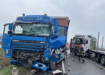 Coliziune între 2 camioane la Sânnicoară, Cluj. Un șofer primește îngrijiri medicale