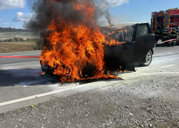 Mașină în flăcări în Mureș. Intervin echipajele ISU