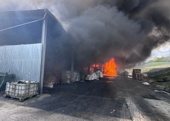 Incendiu la o hală în Sălaj. Intervenție în desfășurare cu 3 detașamente de pompieri