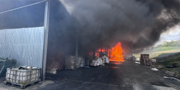 Incendiu la o hală în Sălaj. Intervenție în desfășurare cu 3 detașamente de pompieri