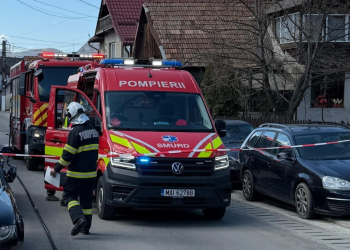 Năsăud | O mașină s-a izbit de o cutie de gaz. Intervenție de urgență