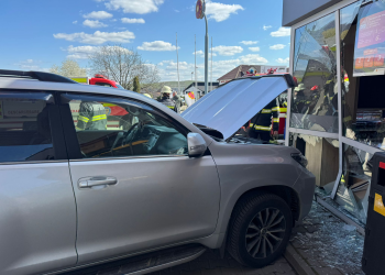 Năsăud | O mașină s-a izbit de o cutie de gaz. Intervenție de urgență