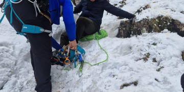 Intervenție la limită. 2 turiști salvați din Masivul Piatra Craiului. Au rămas blocați pe un traseu periculos