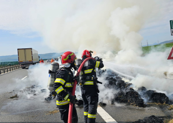 Incendiu la un autocamion încărcat cu baloți pe A10, sens Cluj–Alba. Intervin pompierii din Aiud