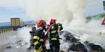 Incendiu la un autocamion încărcat cu baloți pe A10, sens Cluj–Alba. Intervin pompierii din Aiud