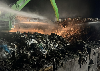 FOTO | Incendiu la o groapă de gunoi din Satu Mare: 300 mc de materiale au ars, cauza probabilă – autoaprinderea