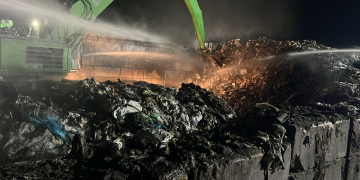 FOTO | Incendiu la o groapă de gunoi din Satu Mare: 300 mc de materiale au ars, cauza probabilă – autoaprinderea