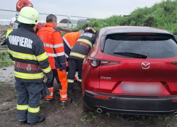 Accident rutier în Câmpia Turzii. Mașină ieșită de pe carosabil pe strada Laminoriștilor
