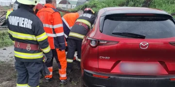 Accident rutier în Câmpia Turzii. Mașină ieșită de pe carosabil pe strada Laminoriștilor