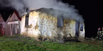 Bărbat găsit carbonizat în urma unui incendiu în Mureș. Descoperirea făcută de pompierii sibieni