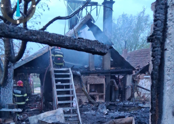 Incendiu violent în Bihor: 3 gospodării afectate, pompierii au intervenit peste 3 ore