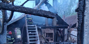 Incendiu violent în Bihor: 3 gospodării afectate, pompierii au intervenit peste 3 ore