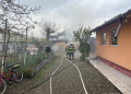 Incendiu la o vopsitorie și o locuință în Sânnicoară. Flăcările se manifestă pe 300 de mp