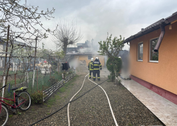 Incendiu la o vopsitorie și o locuință în Sânnicoară. Flăcările se manifestă pe 300 de mp