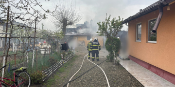 Incendiu la o vopsitorie și o locuință în Sânnicoară. Flăcările se manifestă pe 300 de mp