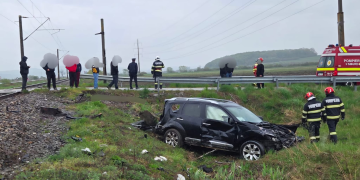 Accident feroviar între Beclean și Șintereag: trenul Bistrița–Cluj a lovit o mașină. 1 persoană rănită
