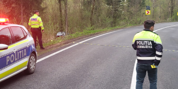 2 persoane rănite după ce o mașină a lovit un copac în Pasul Hera, Maramureș