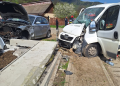 Impact între o autoutilitară și o mașină în Alba
