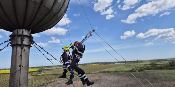 Exerciții ISU Satu Mare pentru situații de risc major. Scenarii cu salvări dificile și incendii de combustibil