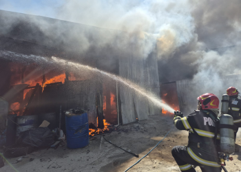 Incendiu la un atelier auto din Decebal, Satu Mare. Vântul puternic crește riscul intervenției