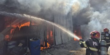 Incendiu la un atelier auto din Decebal, Satu Mare. Vântul puternic crește riscul intervenției