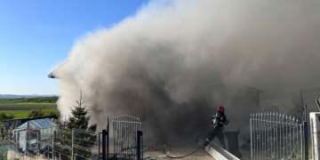 Incendiu la o casă în Crainimăt, Bistrița-Năsăud. Intervin mai multe echipaje de pompieri