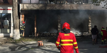 Incendiu la un spațiu comercial din Maramureș: forțe din Baia Mare, Târgu Lăpuș și Copalnic Mănăștur în alertă. 400 de mp în pericol