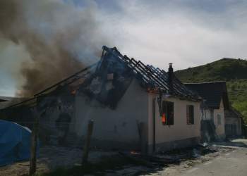 Casă distrusă de flăcări în Sibiu. Focul a pornit de la un corp de iluminat defect