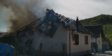 Casă distrusă de flăcări în Sibiu. Focul a pornit de la un corp de iluminat defect