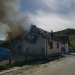 Casă distrusă de flăcări în Sibiu. Focul a pornit de la un corp de iluminat defect