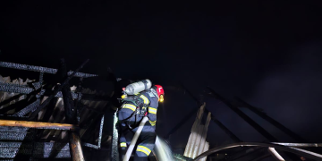 Incendiu la o șură în Războieni-Cetate, Alba. Focul extins pe 30 mp