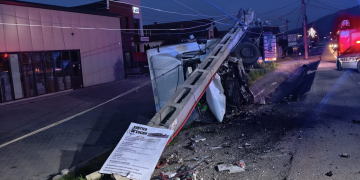 Microbuz intrat într-un stâlp, în Viișoara: 2 persoane rănite