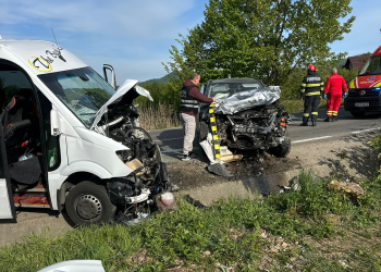 Accident la ieșire din Baia Sprie: intervenție cu echipaje multiple. Impact între un microbuz și o mașină
