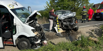 Accident la ieșire din Baia Sprie: intervenție cu echipaje multiple. Impact între un microbuz și o mașină