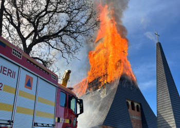 Arde biserica romano catolică din Șurdești