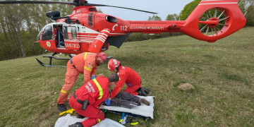 Bărbat rănit într-o pădure din județul Sibiu. Intervenție cu elicopterul SMURD