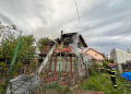 Pompierii intervin pe strada Vulcan din Sibiu. Incendiu la o casă