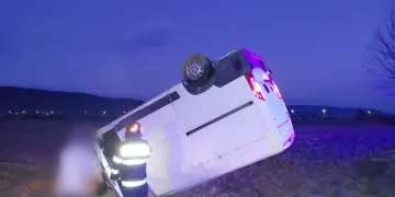 Accident rutier între Coplean și Câțcău. Autoutilitară răsturnată pe E58