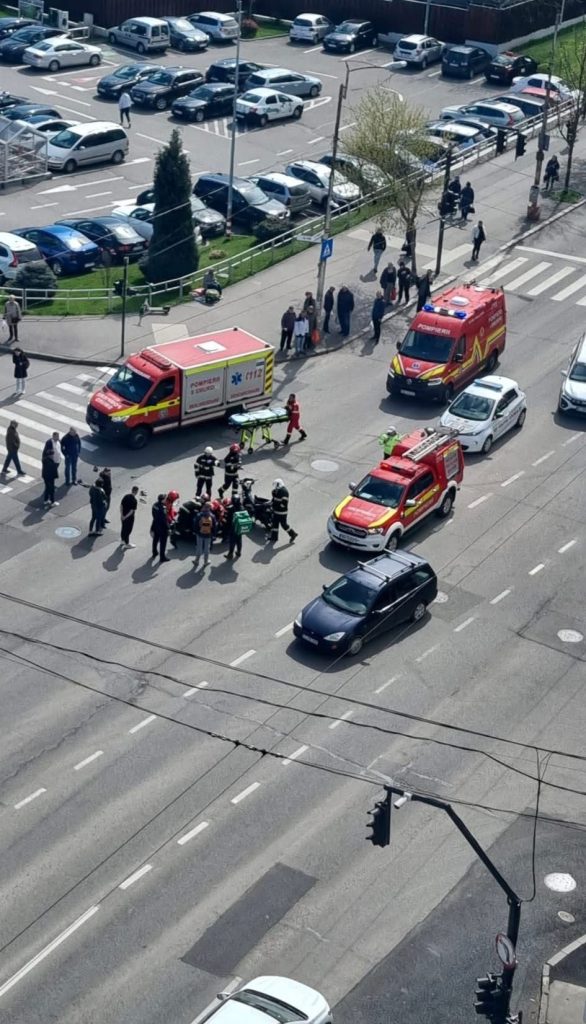 Coliziune între un autoturism și o motocicletă. Intervenție a echipajelor ISU