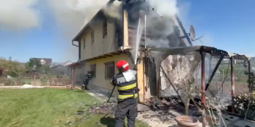 VIDEO | Incendiu în Bistrița, în cartierul Unirea. Aproximativ 80 mp afectați