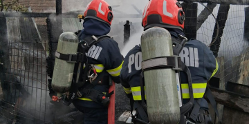 Anexă gospodărească în flăcări. Pompierii mureșeni au intervenit imediat