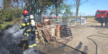 Pompierii sătmăreni intervin în Dara. Incendiu cu pericol de extindere