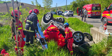 Mașină răsturnată la Budiul Mic, Mureș. 6 persoane rănite, una în stare gravă