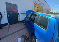 Accident în Satu Mare: o mașină s-a izbit de zidul unui magazin, victimă extrasă de pompieri