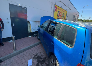 Accident în Satu Mare: o mașină s-a izbit de zidul unui magazin, victimă extrasă de pompieri
