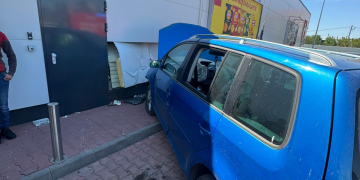 Accident în Satu Mare: o mașină s-a izbit de zidul unui magazin, victimă extrasă de pompieri