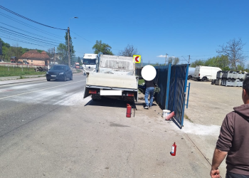 Incendiu la o autoutilitară pe strada 1 Mai din Dej